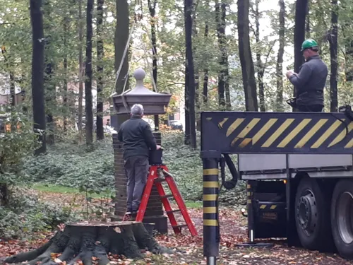 20191017 100659 de onderdelen worden met een kraan teruggeplaatst ale hartgers