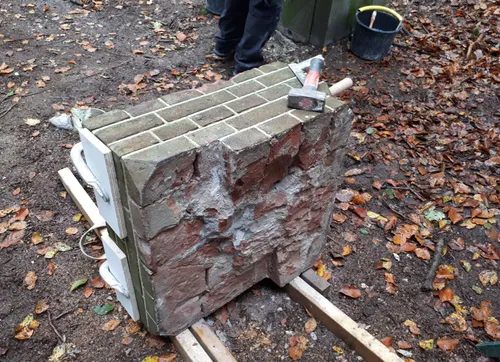 20191017 101122 oude brokstukken worden zorgvuldig met klemmen bij elkaar gehouden en op dezelfde plek ale hartgers