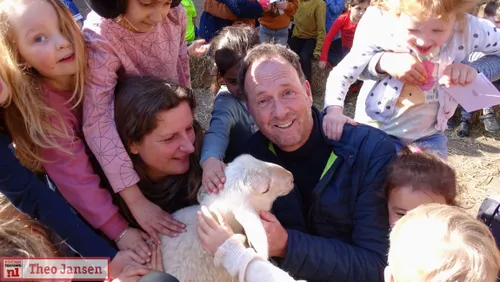 2022 03 18 jochem van gelder adopteert eerste lam rhedense schaapskudde 16