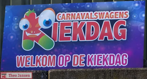 2023 02 04 carnavalswagens kijken voordat de optocht begint op de kiekdag 2