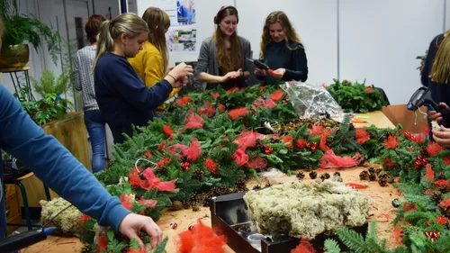 aeres mbo velp bloemstudenten maken en decoreren kerstkransen voor dickens festival velp2