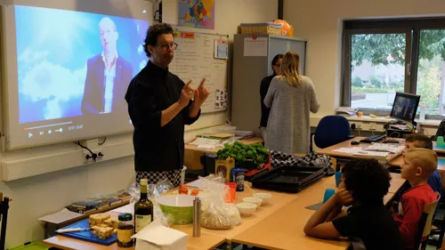 bakker tom van otterloo maakt samen met de kinderen oud brood weer lekker