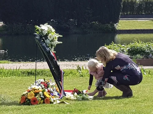 bloemen leggen 2020 dodenherdenking comite 45 mei velp