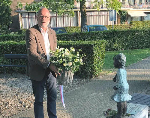 burgemeester brengt bloemengroet 19 9 20