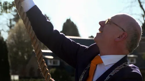 burgemeester luidt de klok peter van der ham