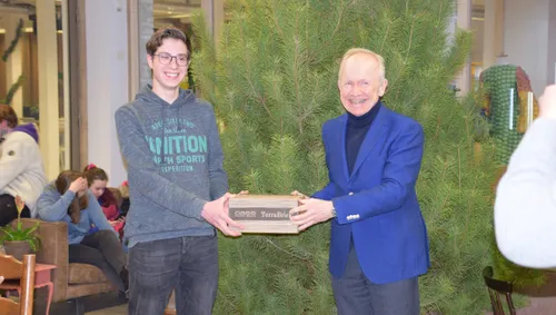 chris martens overhandigt het nieuwe product terrabrick aan aeresbloemstudent thijs van voorst marjanne eikelboom