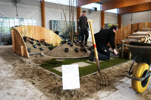 davy en thijs bezig met het beplantingsplan