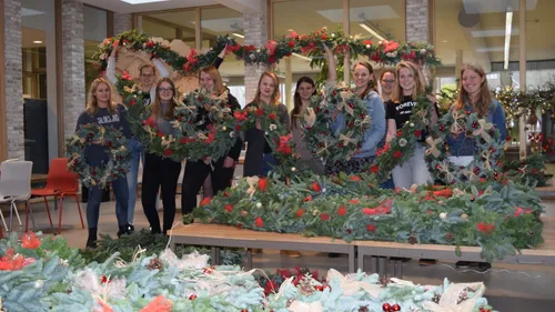 de aeres mbo bloemstudenten van velp met guirlandes en kransen voor dickens festival velp