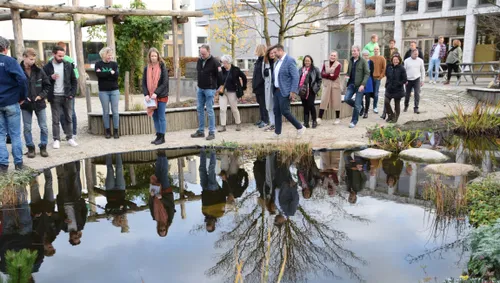 de genodigden waaronder de wethouder van rozendaal en van velp krijgen een rondleiding marjanne eikelboom