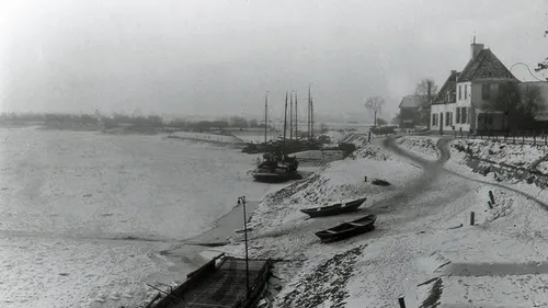 de ijssel dichtgevroren met veerhuis 1929