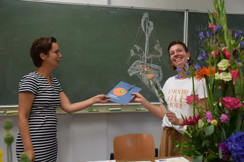 Rina en Sandra voor het bord Geslaagd!