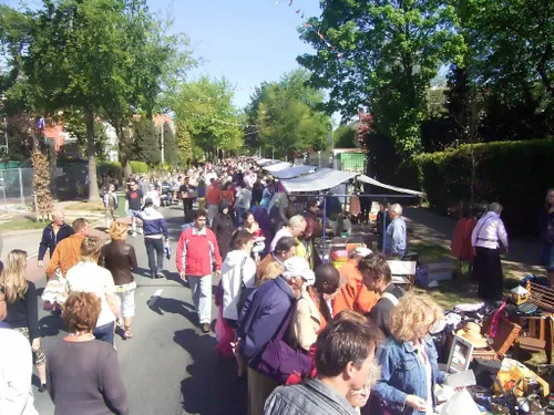 duizenden bezoekers aan koningsmarkt op de rozendaalselaan stichting velp voor oranje