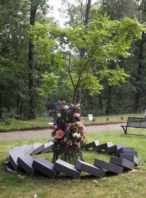 foto bloemstuk bij herinneringsplek