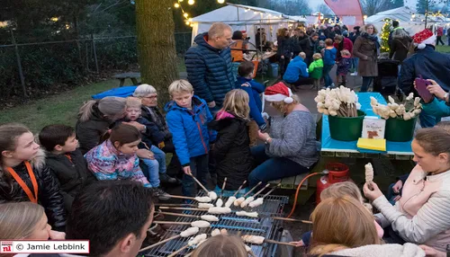 foto3kinderenstokbrood17 12 16diersenspeeltuin