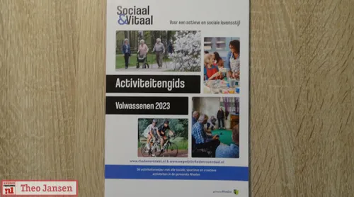 gea hofstede overhandigt eerste activiteitengids sociaal vitaal 11 01 23 11