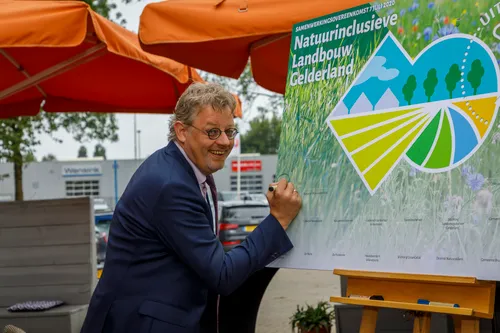 gedeputeerde peter drenth ondertekent de samenwerking foto provincie gelderland