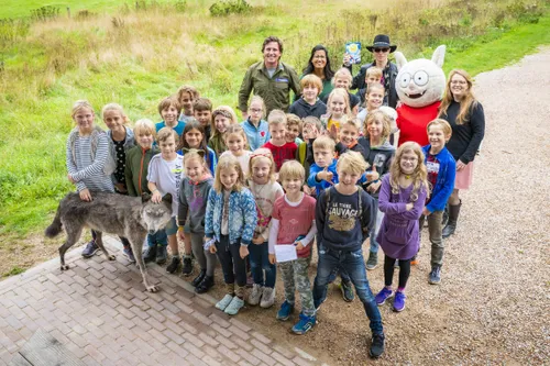 groep 6 van basisschool de arnhorst uit rheden samen met paul van loon boswachter ruben vermeer en dolfje weerwolfje rv nm oerrr