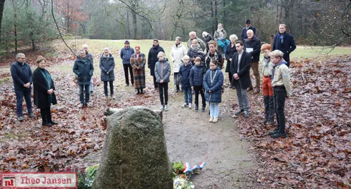 herdenking bij massagraf emmapiramide na executie 10 jongemannen in woii 13 12 2023 18