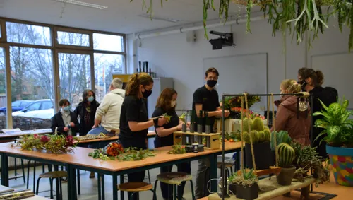 informatie geven en demonstreren van bloembinden door de studenten bloem aan belangstellenden marjanne eikelboom buitenhuis