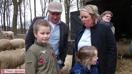 jill schirnhofer adopteerde 2 lammeren rhedense schaapskudde 2018 03 07 15