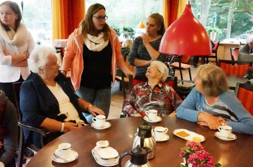 leerlingen met tafel ouderen