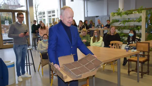 links bram rijkers van de vbw en midden chris martens van oasis tussen studenten aeres mbo velp marjanne eikelboom