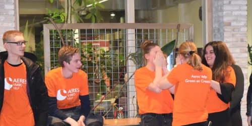 maud michelle en anisha horen de uitslag dat ze provinciaal kampioen bloemwerk geworden zijn en geloven het haast niet marjanne eikelboom