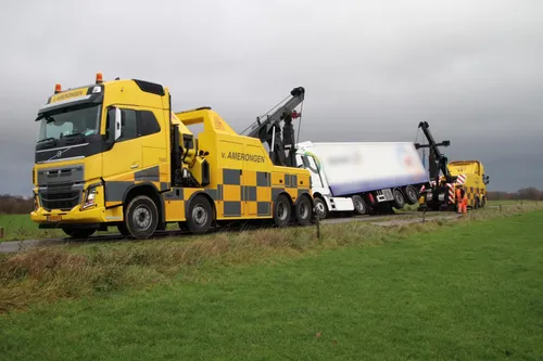 moeilijke berging van vrachtwagen in ellecom 2020 12 22 persbureau heitink 2