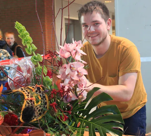 niek de geest bezig met showboeket stc3a9phanie wilke