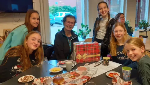 overhandigen kerstpakket tijdens de lunch incluzio rheden