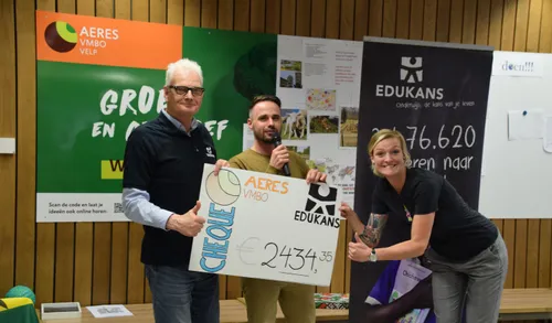 overhandiging cheque aan de heer van der leen van edukans door iris scheerder en gert jan breure fotograaf marjanne eikelboom
