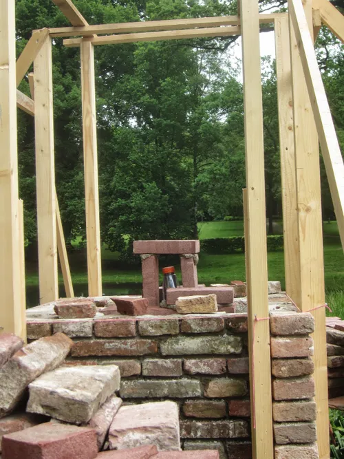 pet fles wordt ingemetseld