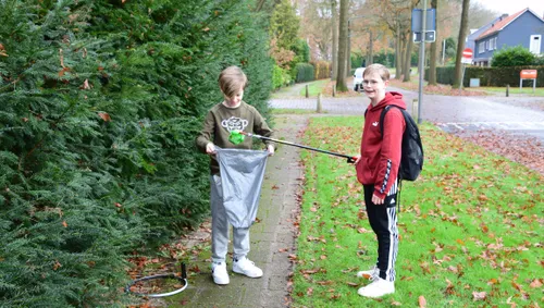 roy links en thomas van aeres vmbo velp met weer een hondenpoepzakje die ze onder de heg vandaan haalden marjanne eikelboom