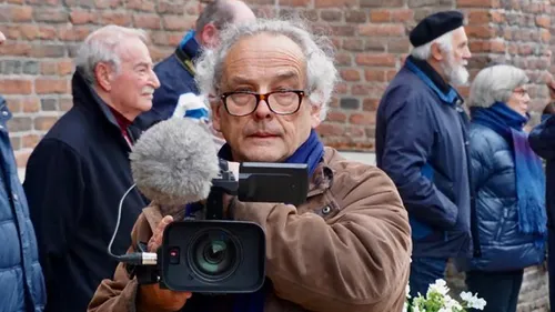 sacha barraud filmend bij herdenking 2019