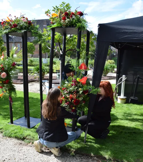 studenten bevestigen bloemwerk aan het frame op het terrein van kasteel middachten in de steeg marjanne eikelboom
