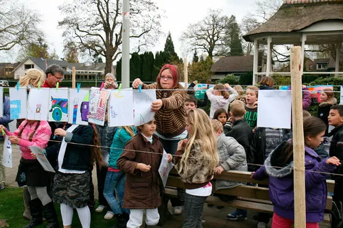 tekeningen ophangen in villapark