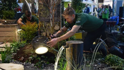 twan en willem van aeres mbo velp letten op de details in de door hun aangelegde tuin marjanne eikelboom