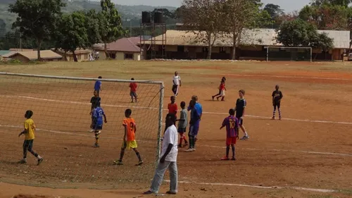 voetballende jongens in kitase