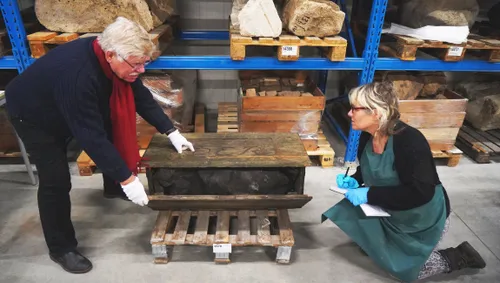 walter de wit en een medewerkster van het historisch centrum bij de kist uit 1573 robert ridder