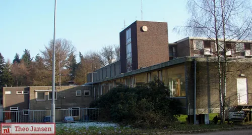 wethouder onthult gerestaureerde klok in rhederhof 17 03 2023 13