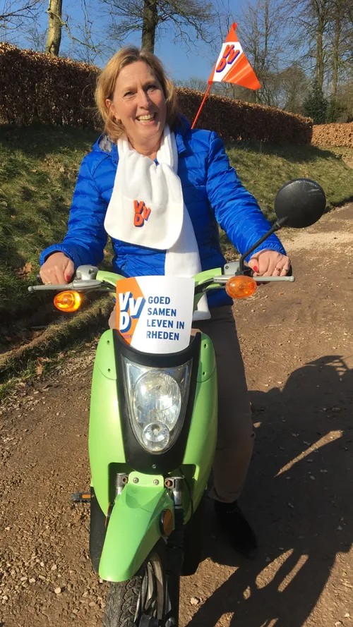 yola hopmans op de elektrische scooter