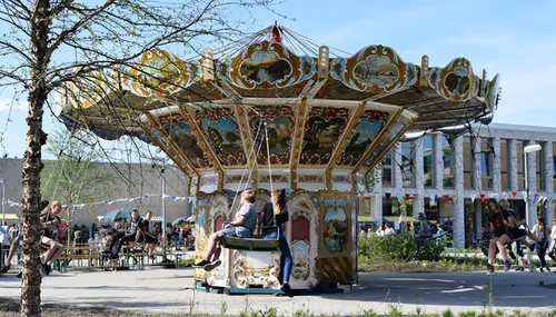 zweefmolen met school achtergrond