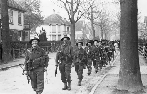 Binnenlopende Canadezen. Foto- J. Brouerius van Nidek