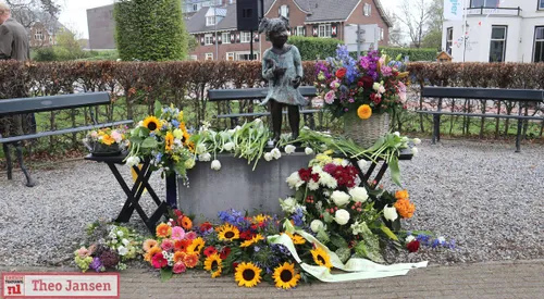 Bloemlegging bij het monument voor Moedige Mensen in WO2