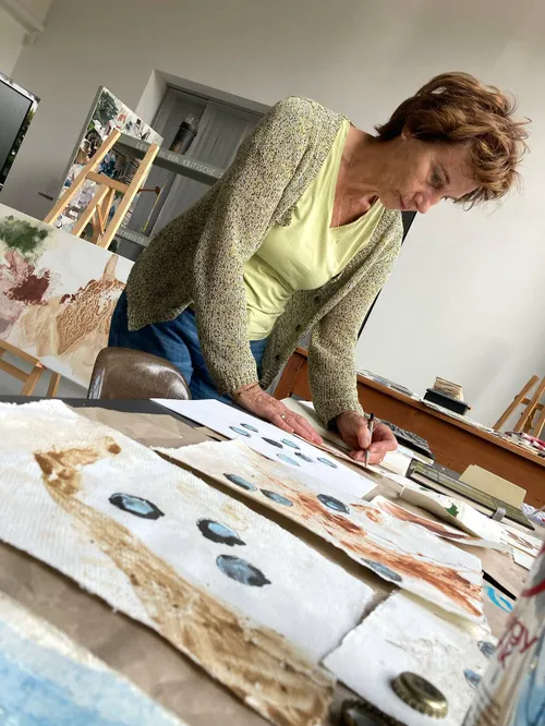 Irene Keyzer aan het werk in het atelier van Station Ellecom - Robin Weijers
