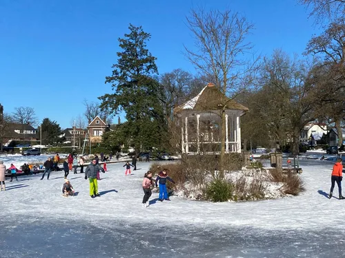 Schaatsen vijver villapark - Foto Martin Idema
