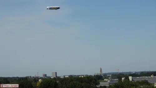 Enorme zeppelin vliegt langs Velp, over Arnhem en de Posbank voor onderzoek naar luchtkwaliteit 9-8-26 (4)