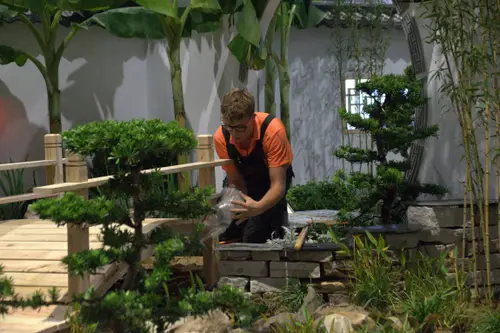 Hidde Kruit in de laatste minuten van de vierdaagse wedstrijd Landscape Gardening op WorldSkills Shanghai- fotograaf Berend Poppema