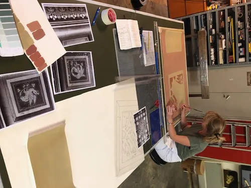 claudia junge bezig met het kleurenonderzoek