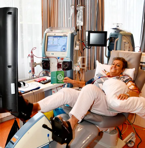 deelneemster van de tour de dialyse fietst tijdens haar behandeling een etappe